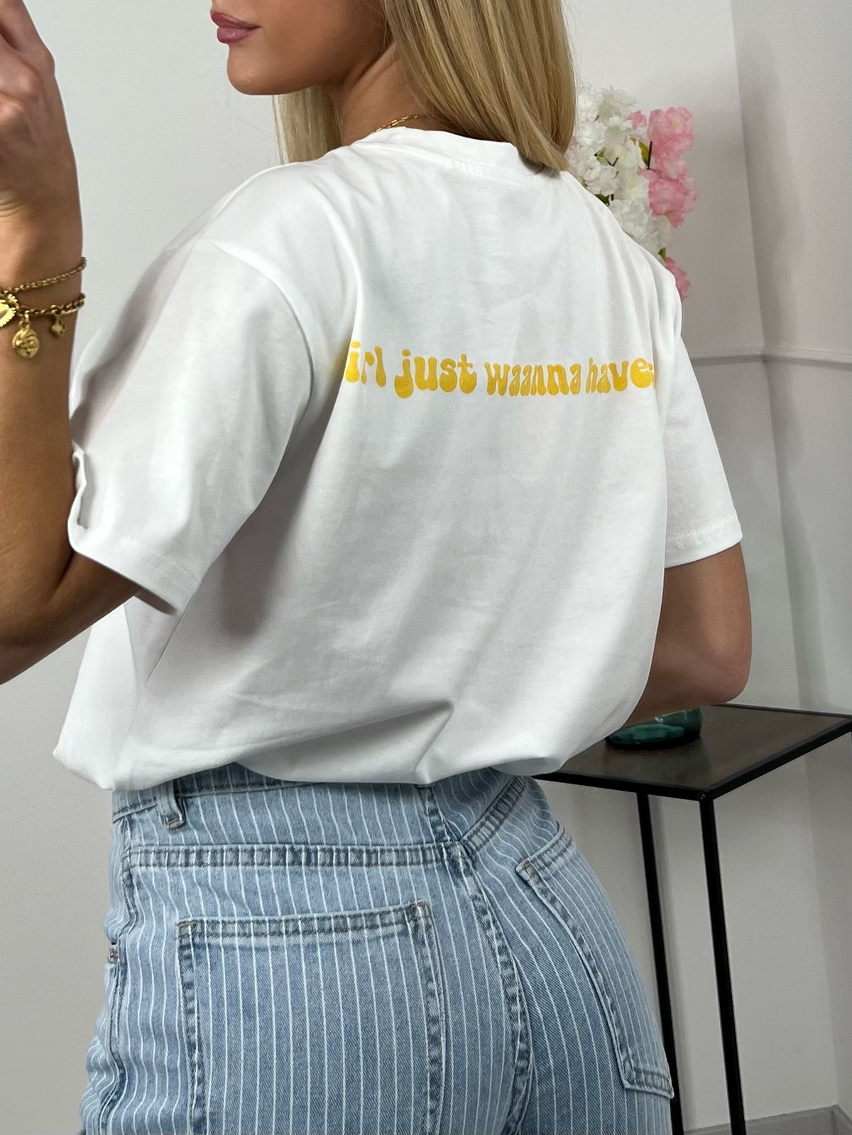 T-SHIRT GIRL