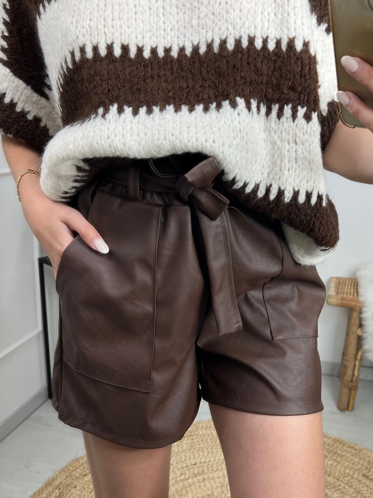 SHORT NAOMY